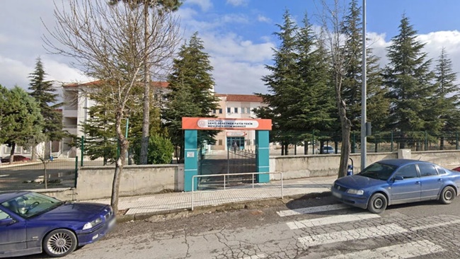 ÇORUM’DA OKULDA BIÇAKLI GERGİNLİK!